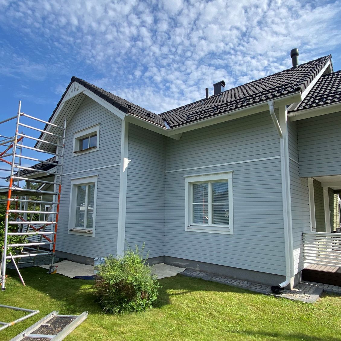 omakotitalon julkisivun maalaus